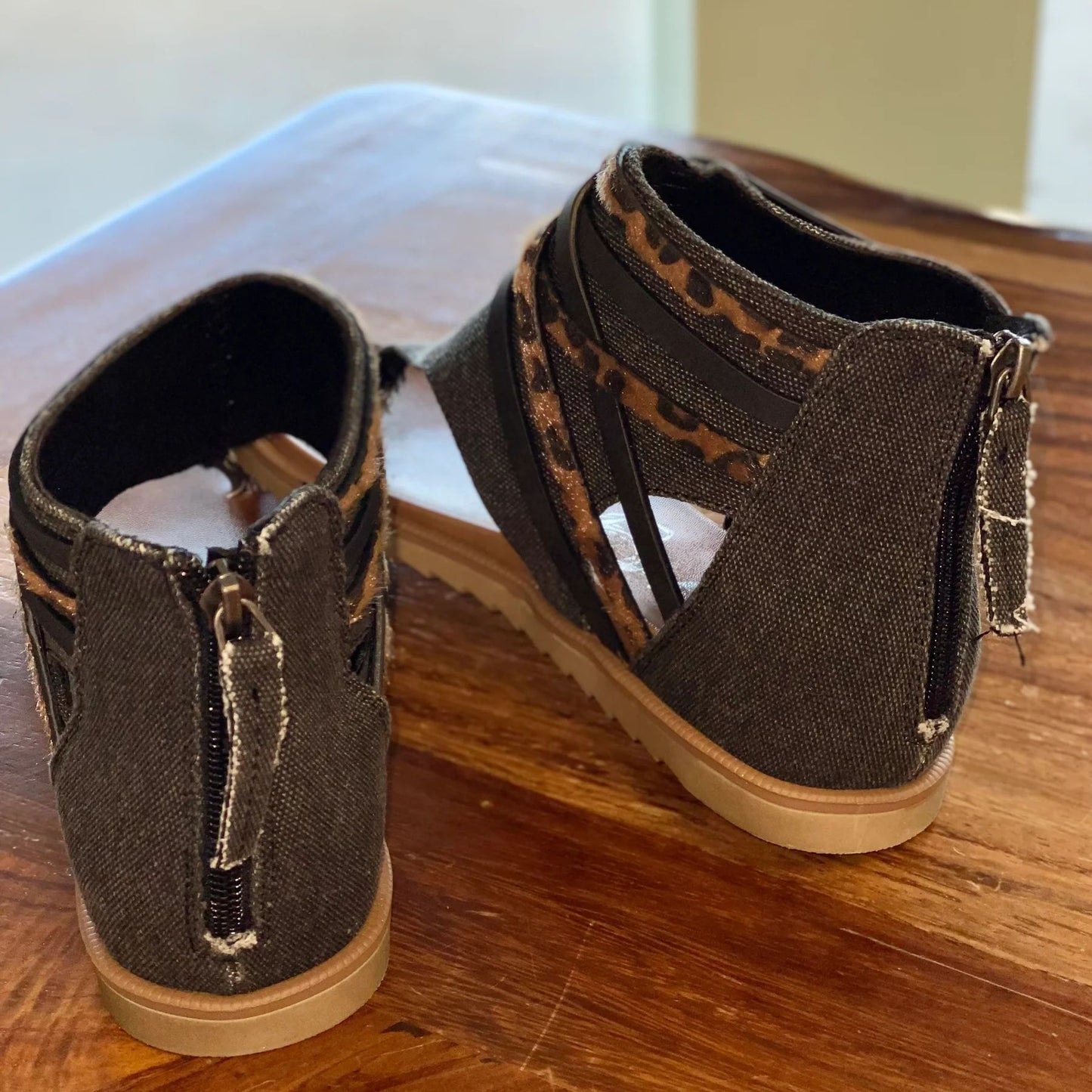 Large Size Sandals Women's Back Zipper Lightweight Flat Strap Cross Toe Product information: Lining material: Cotton Color: black, gray, khaki Upper height: low top Processing Method: patent leather Size: 35, 36, 37, 38, 39, 40, 41, 42, 43 Sole craft: vis