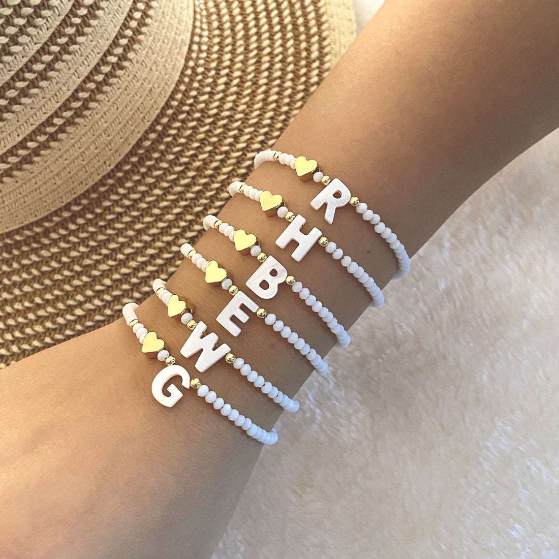26 Letters White Shell Beaded Bracelet Women Metal Love Design Bracelet Jewelry Product information: Material:Shell Processing: Handmade Style: Women's Packing list: Bracelet*1 Product Image: 26 Letters White Shell Beaded Bracelet Women Metal Love Design