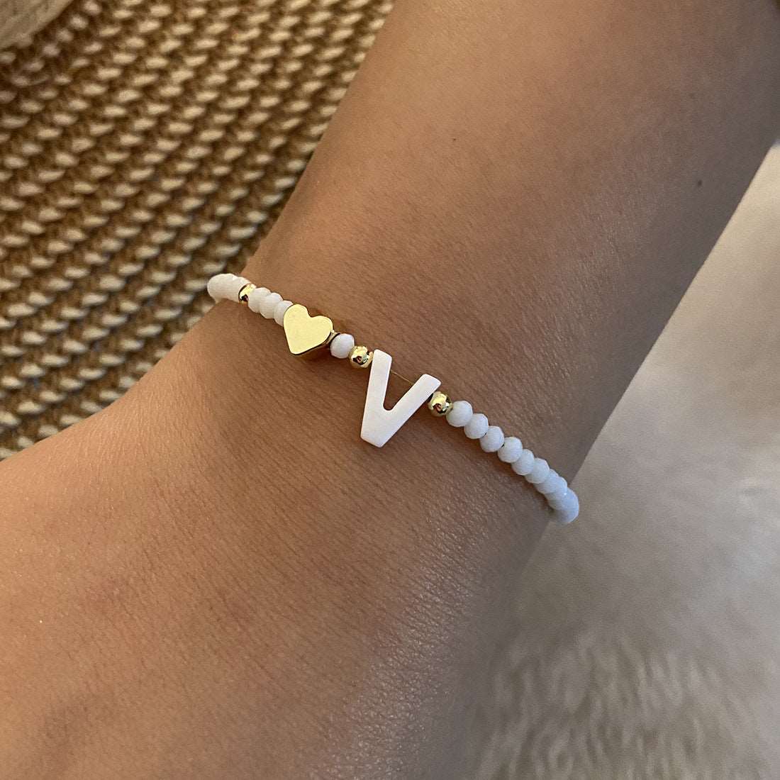 26 Letters White Shell Beaded Bracelet Women Metal Love Design Bracelet Jewelry Product information: Material:Shell Processing: Handmade Style: Women's Packing list: Bracelet*1 Product Image: 26 Letters White Shell Beaded Bracelet Women Metal Love Design