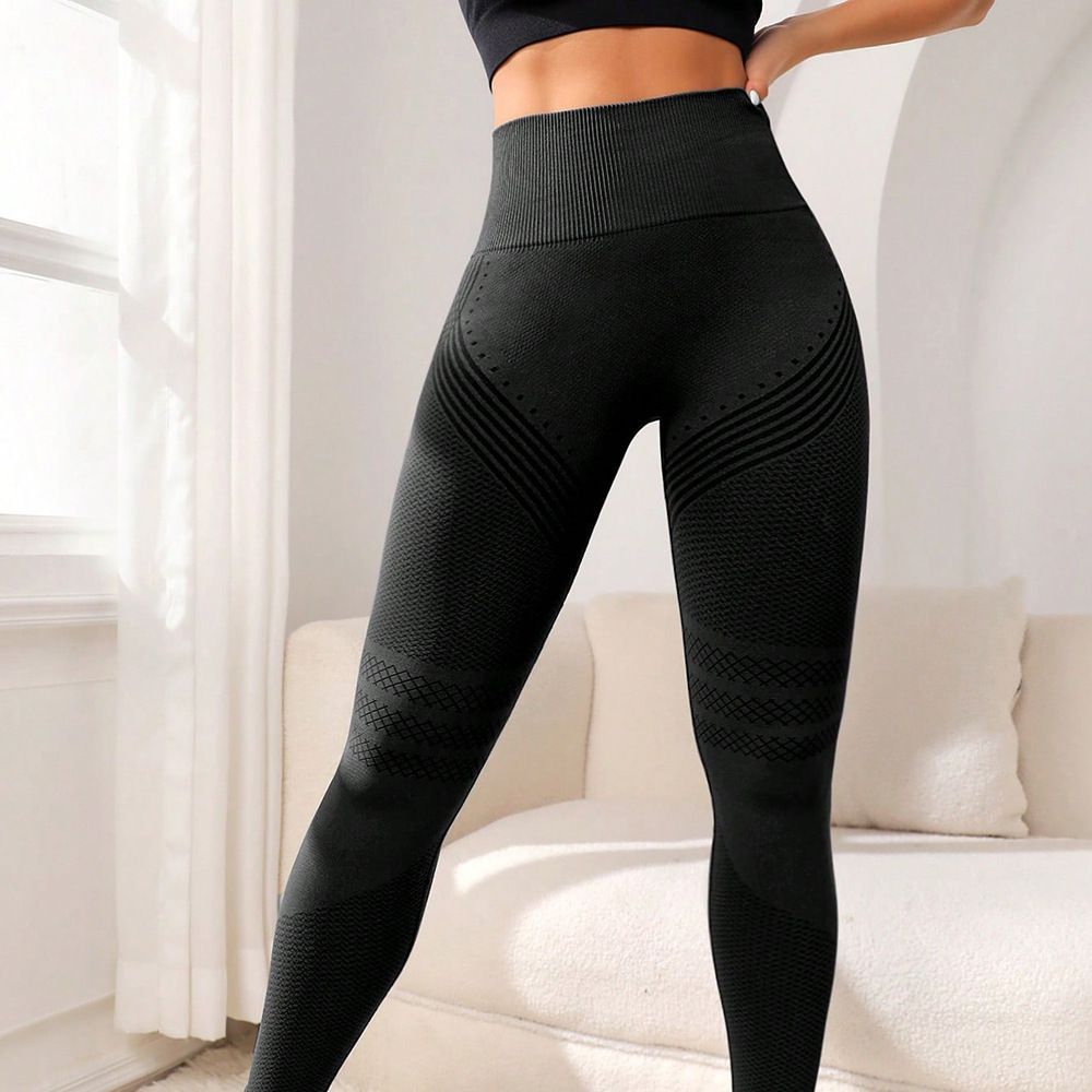 Sports Skinny Yoga Running Fitness Pants Product information: Pattern: solid color Color: Black, peacock green, dark gray, dark khaki Size: S,M,L Lining composition: Spandex Fabric name: Nylon Applicable scenarios: running sports, fitness and bodybuilding