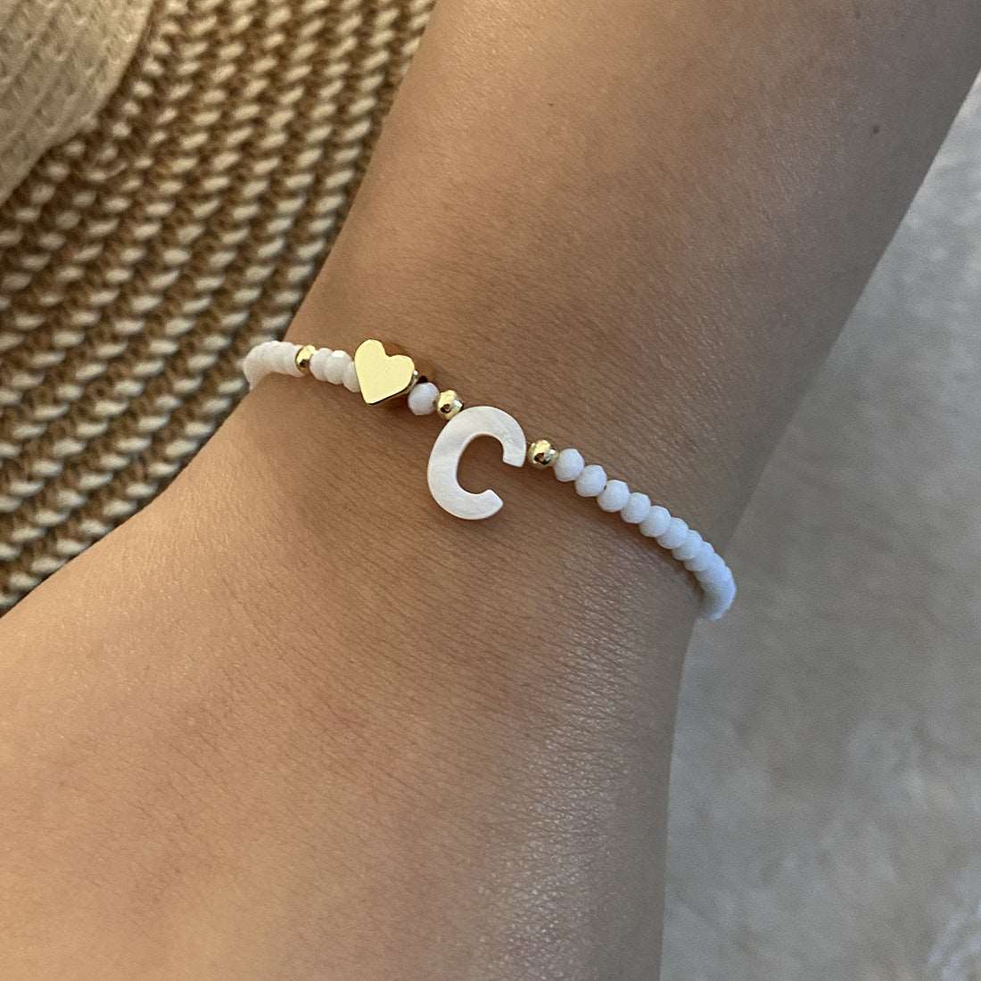 26 Letters White Shell Beaded Bracelet Women Metal Love Design Bracelet Jewelry Product information: Material:Shell Processing: Handmade Style: Women's Packing list: Bracelet*1 Product Image: 26 Letters White Shell Beaded Bracelet Women Metal Love Design
