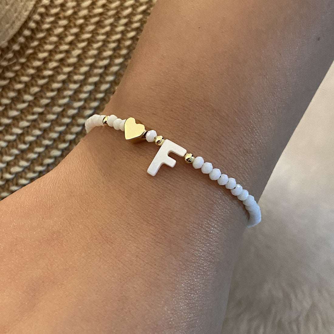 26 Letters White Shell Beaded Bracelet Women Metal Love Design Bracelet Jewelry Product information: Material:Shell Processing: Handmade Style: Women's Packing list: Bracelet*1 Product Image: 26 Letters White Shell Beaded Bracelet Women Metal Love Design