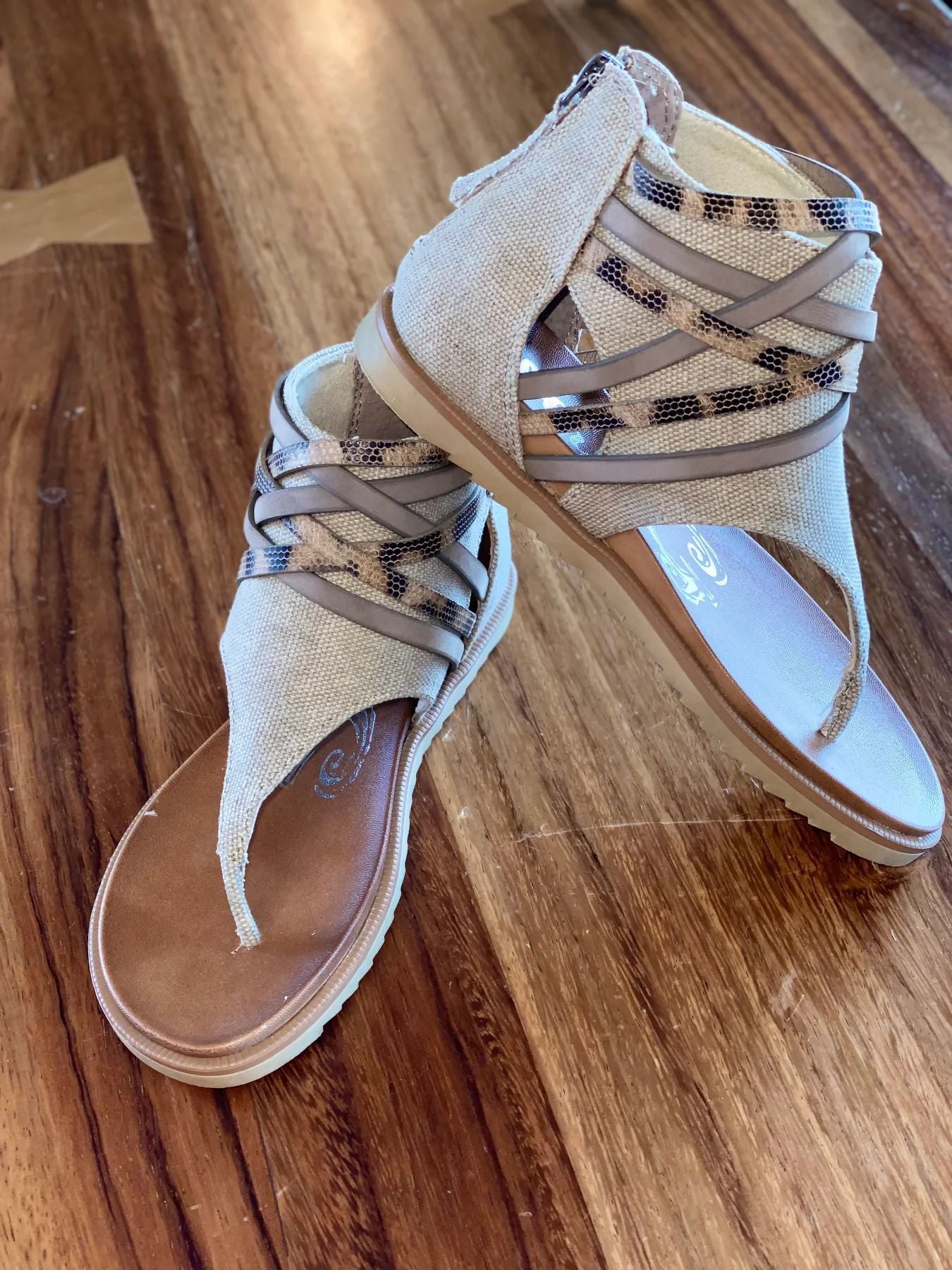 Large Size Sandals Women's Back Zipper Lightweight Flat Strap Cross Toe Product information: Lining material: Cotton Color: black, gray, khaki Upper height: low top Processing Method: patent leather Size: 35, 36, 37, 38, 39, 40, 41, 42, 43 Sole craft: vis