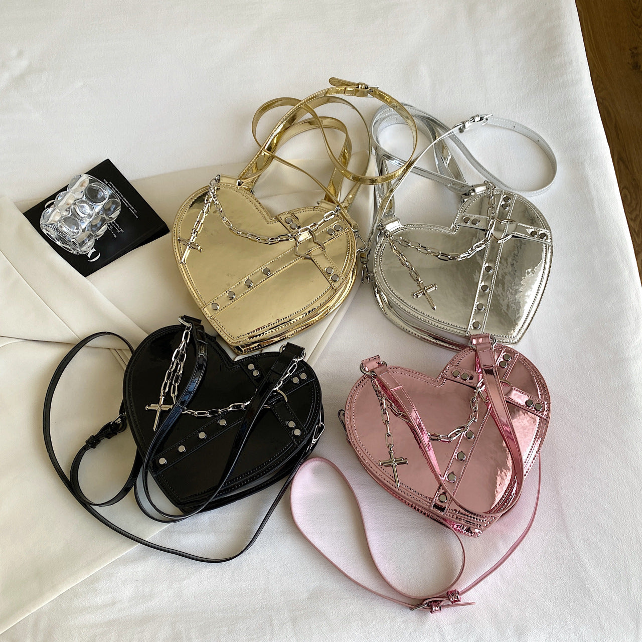 Chain Heart-shaped Bags Large Capacity Love Shoulder Bag For Women Valentine's Day Product information: Lining texture: polyester cotton Color: black, gold, silver, pink Outer bag type: Three-dimensional pocket Hardness: medium hard Material: PU Suitcase