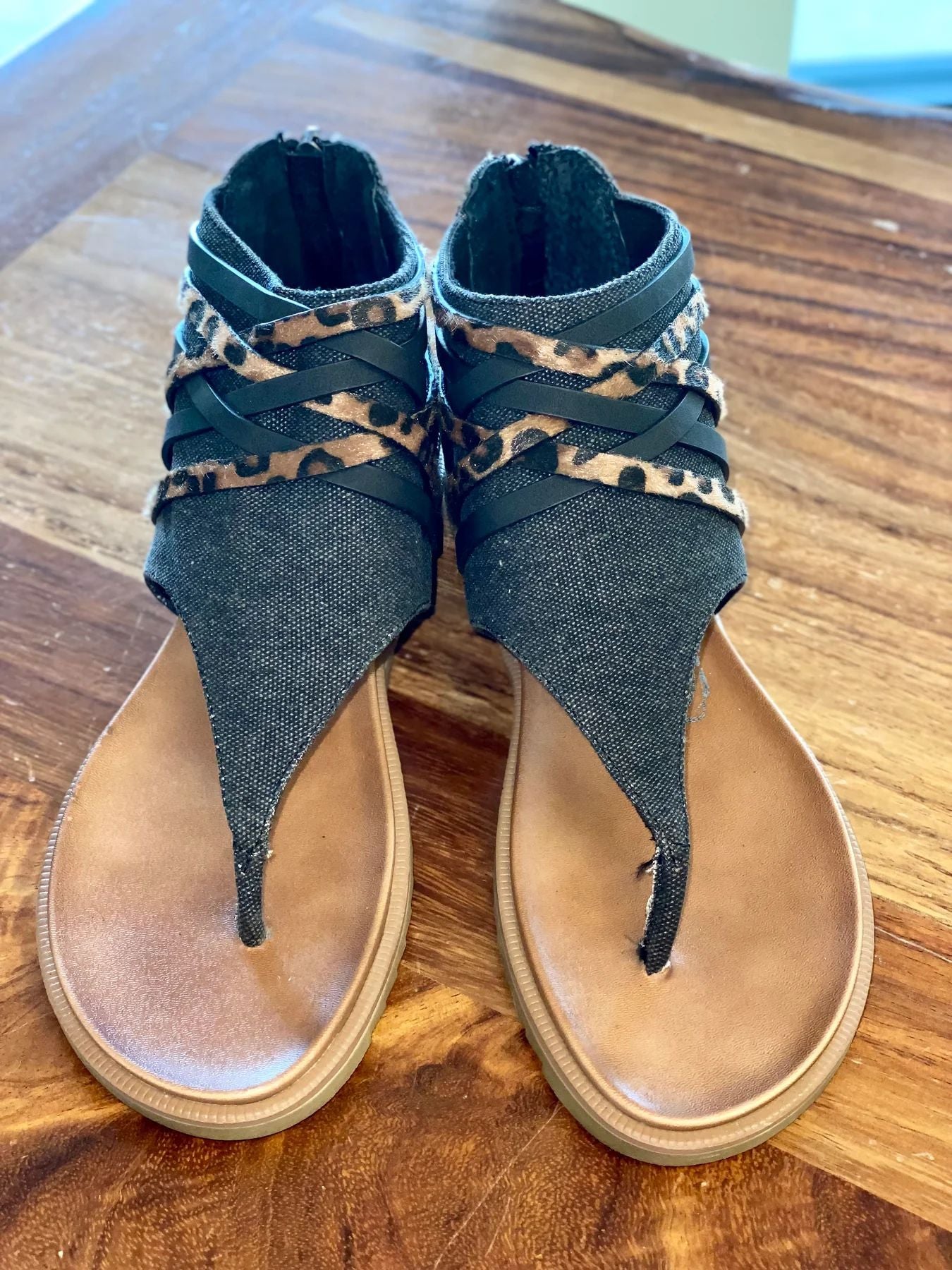 Large Size Sandals Women's Back Zipper Lightweight Flat Strap Cross Toe Product information: Lining material: Cotton Color: black, gray, khaki Upper height: low top Processing Method: patent leather Size: 35, 36, 37, 38, 39, 40, 41, 42, 43 Sole craft: vis