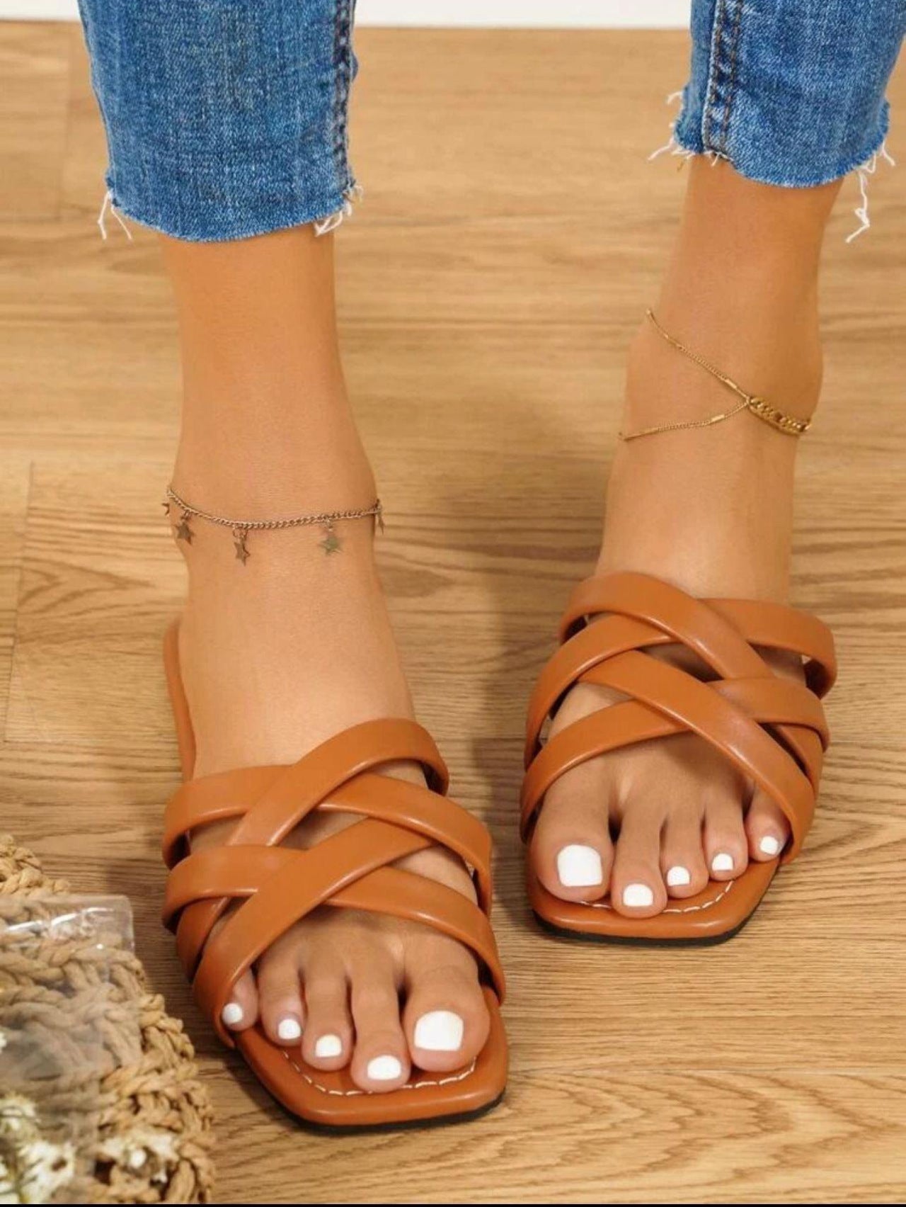 Flat Plus Size Hollow-out Woven Slippers Women's Beach Shoes Product information: Pattern: solid color Lining material: imitation leather Color: black, beige, dark brown, light green Upper height: low top Size: 36,37,38,39,40,41,42,43 Sole craft: viscose