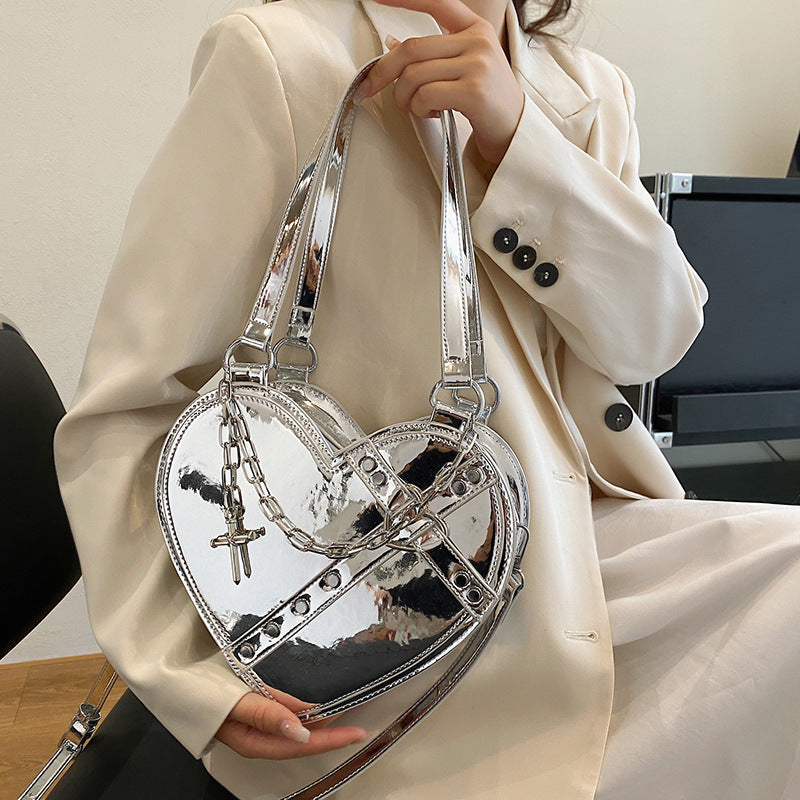 Chain Heart-shaped Bags Large Capacity Love Shoulder Bag For Women Valentine's Day Product information: Lining texture: polyester cotton Color: black, gold, silver, pink Outer bag type: Three-dimensional pocket Hardness: medium hard Material: PU Suitcase