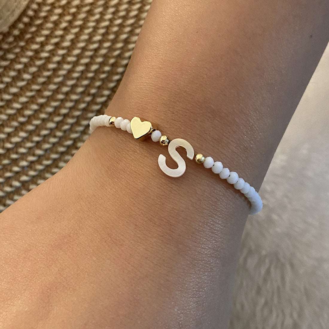 26 Letters White Shell Beaded Bracelet Women Metal Love Design Bracelet Jewelry Product information: Material:Shell Processing: Handmade Style: Women's Packing list: Bracelet*1 Product Image: 26 Letters White Shell Beaded Bracelet Women Metal Love Design