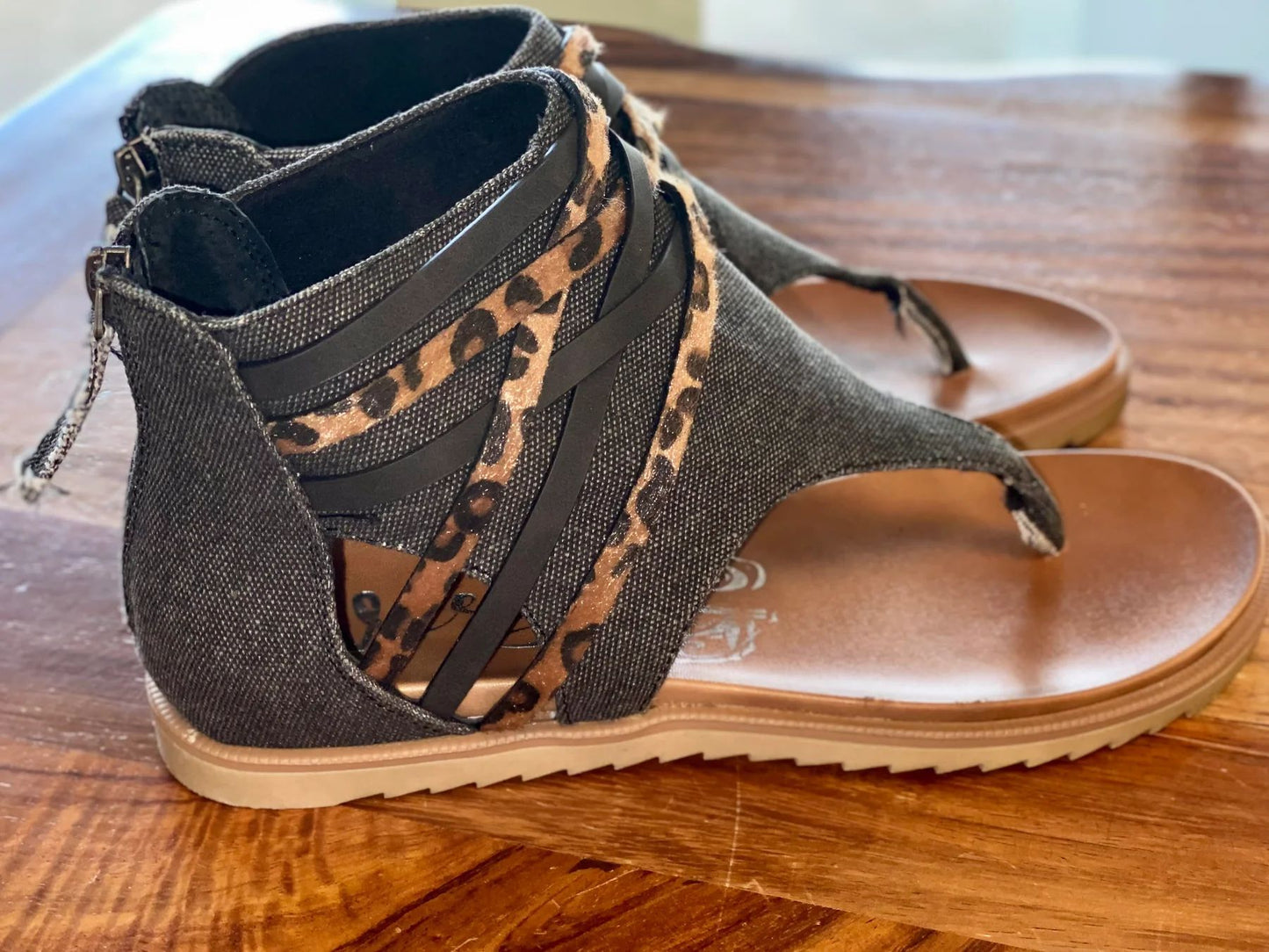 Large Size Sandals Women's Back Zipper Lightweight Flat Strap Cross Toe Product information: Lining material: Cotton Color: black, gray, khaki Upper height: low top Processing Method: patent leather Size: 35, 36, 37, 38, 39, 40, 41, 42, 43 Sole craft: vis