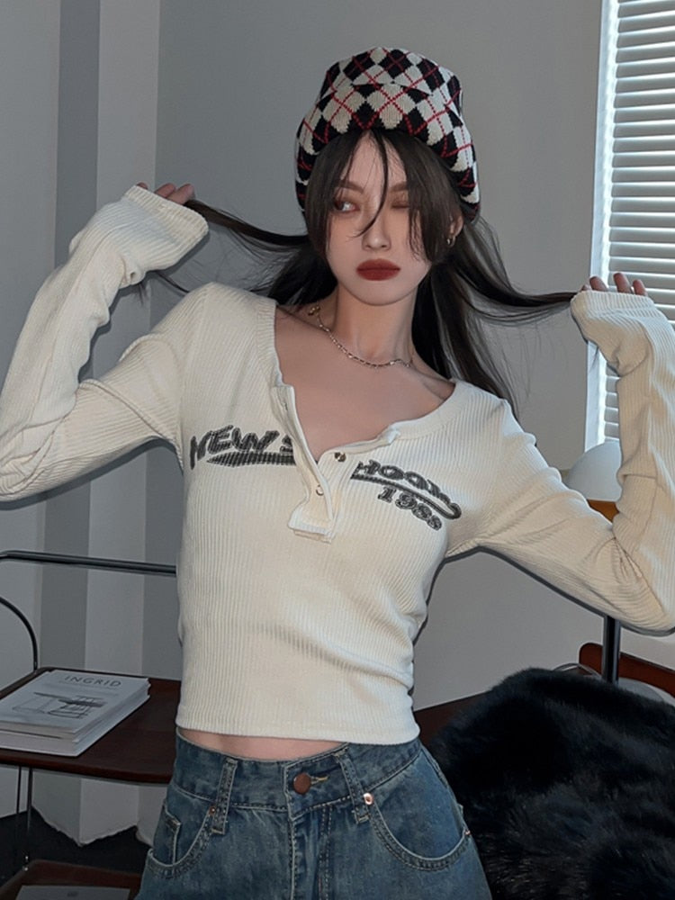 Retro Graffiti Print Elastic Long Sleeve T-Shirt Step up your style game with our Retro Graffiti Print Elastic Long Sleeve T-Shirt! Whether you are looking for a stylish top for the office or for a night out, this T-shirt has got you covered. It features